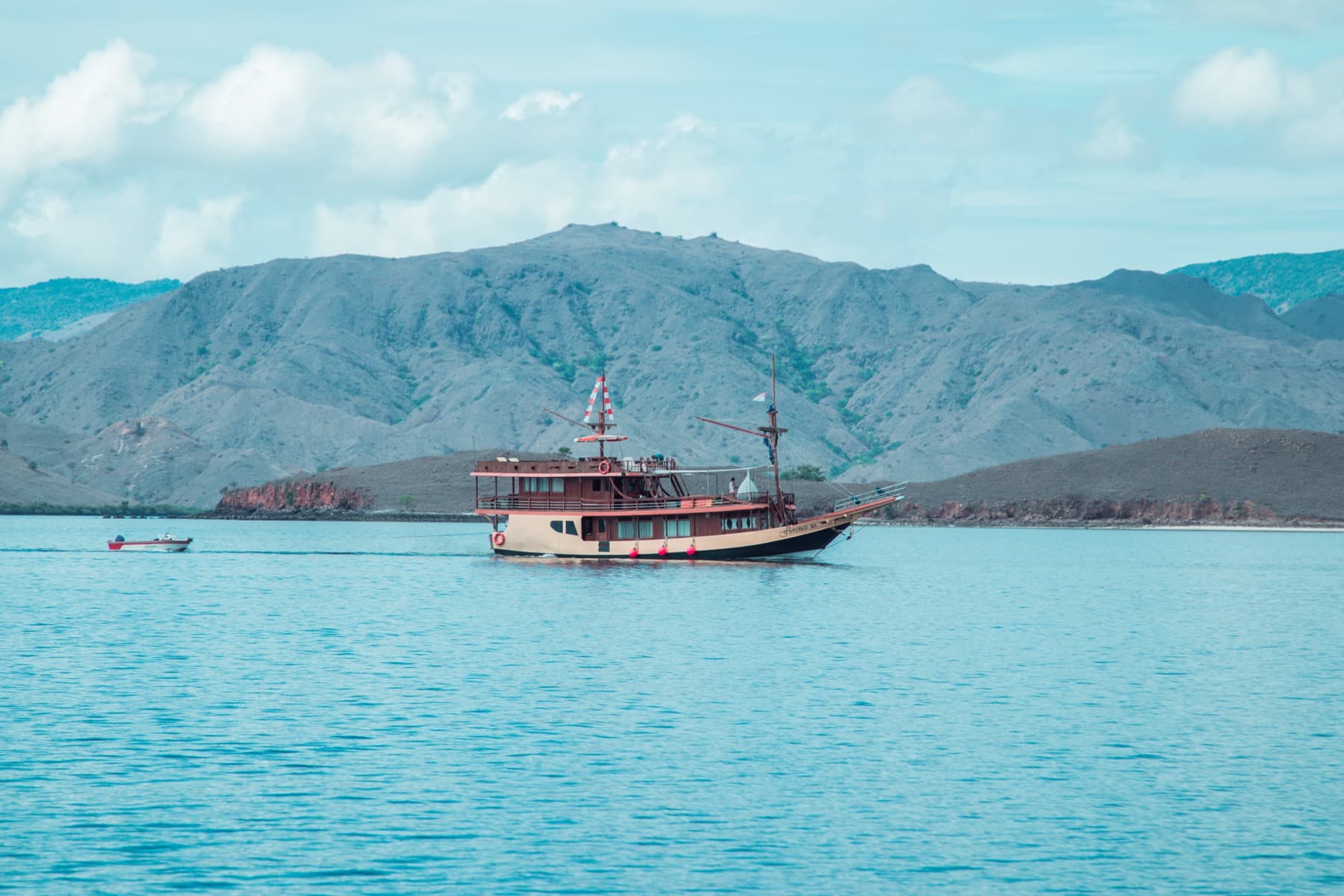 Indonesian phinisi yacht — Adventurous Luxury in Indonesia: The Si Datu Bua Charter