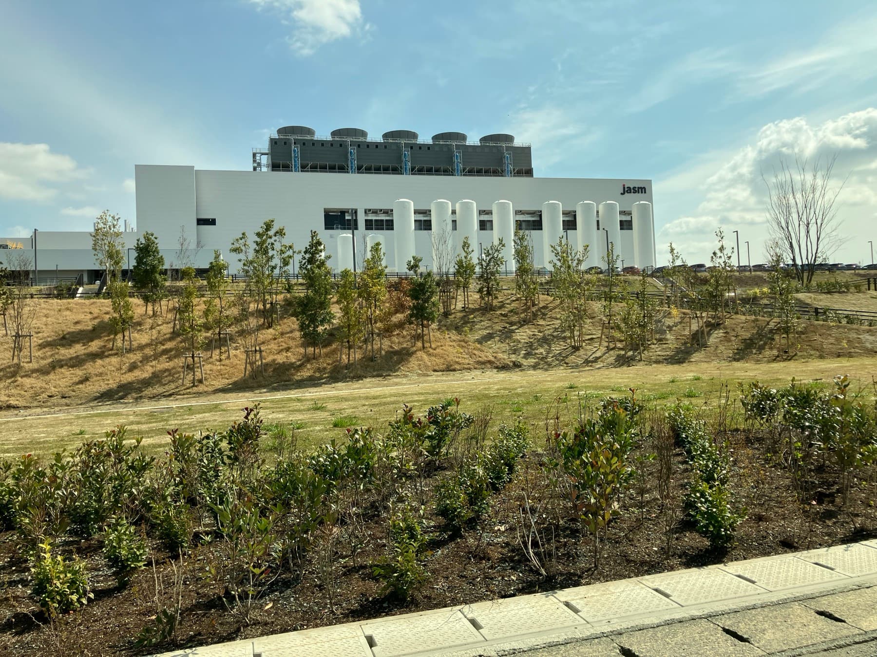 Exterior of the JASM semiconductor plant in Kikuyō, Kumamoto Prefecture — Kumamoto’s Chip Restart Is Moving—Kyushu’s Trains and Flights Are the Bottleneck