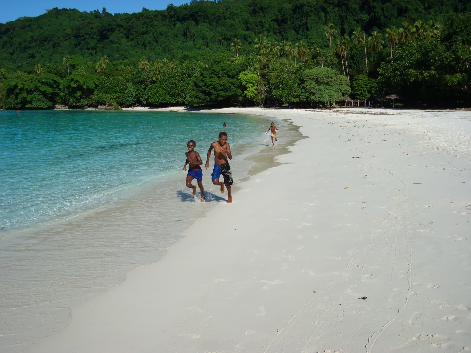 Turquoise water and white sand at Champagne Beach, Espiritu Santo, Vanuatu